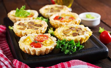 Mantar, kaşar peyniri, domates tartlets ahşap arka plan üzerinde. Mini turta. Lezzetli meze, tapas, snack.