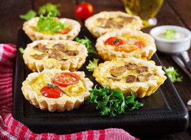 Mantar, kaşar peyniri, domates tartlets ahşap arka plan üzerinde. Mini turta. Lezzetli meze, tapas, snack.