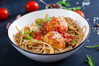 İtalyan Makarna, spagetti köfte ve kase karanlık rustik ahşap zemin üzerine parmesan peyniri ile bölümü