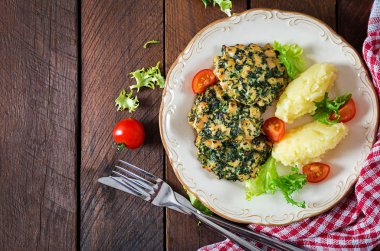 Ispanak ve bir garnitür püresi patates pişmiş biftek kıyılmış tavuk fileto. Avrupa mutfağı. Diyet yiyecek. Üstten görünüm