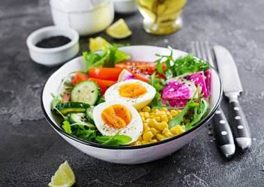 Taze salatalık, domates, karpuz turp, marul, roka, Mısır, haşlanmış yumurta ile kase