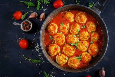 Tablo üzerinde tavada domates soslu tavuk köfte