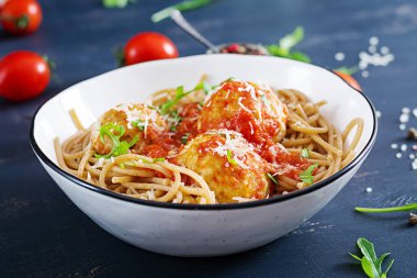 İtalyan Makarna, spagetti köfte ve kase karanlık rustik ahşap zemin üzerine parmesan peyniri ile bölümü