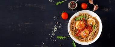 İtalyan Makarna, spagetti köfte ve kase karanlık rustik ahşap zemin üzerine parmesan peyniri ile bölümü