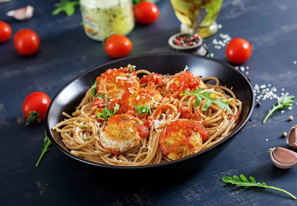 Pasta Italiana Porzione Spaghetti Con Polpette Parmigiano Ciotola Fondo Rustico — Foto Stock