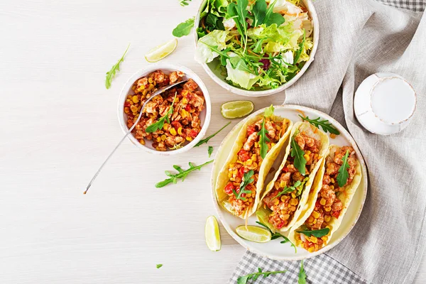 Мексиканські Тако Курячого Яса Кукурудза Томатному Соусі Латиноамериканська Кухня Taco — стокове фото