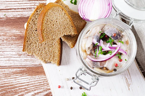 Arenque Marinado Frasco Con Cebolla Comida Escandinava Vista Superior Puesta — Foto de Stock