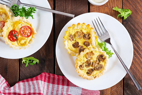 Champignons Cheddar Tomatentörtchen Auf Hölzernem Hintergrund Mini Kuchen Köstliche Vorspeise — Stockfoto