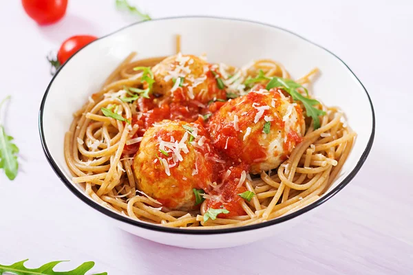 Italské Těstoviny Část Špagety Parmazánem Misce Světle Rustikální Dřevo Pozadí — Stock fotografie