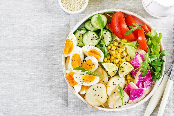 Ensalada Fresca Con Patata Hervida Pepino Tomate Rábano Sandía Lechuga — Foto de Stock