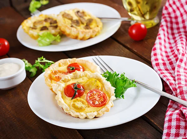 Cheddar Tarte Tomate Fundal Din Lemn Mini Plăcinte Aperitiv Delicios — Fotografie, imagine de stoc