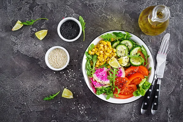 Skål Med Färsk Gurka Tomat Vattenmelon Rädisor Sallad Rucola Och — Stockfoto