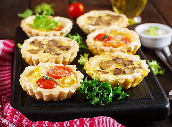 Champignons Cheddar Tomatentörtchen Auf Hölzernem Hintergrund Mini Kuchen Köstliche Vorspeise — Stockfoto