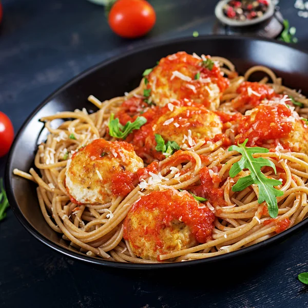 Italské Těstoviny Část Špagety Parmazánem Misce Tmavém Pozadí Rustikální Dřevo — Stock fotografie
