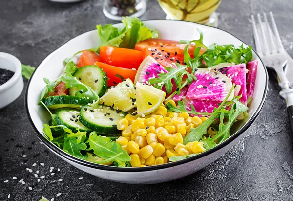 Tigela Com Pepino Fresco Tomate Rabanete Melancia Alface Arugula Milho — Fotografia de Stock