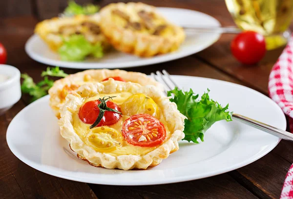 Cheddar Tomatoes Tartlets Wooden Background Mini Pies Delicious Appetizer Tapas — Stock Photo, Image