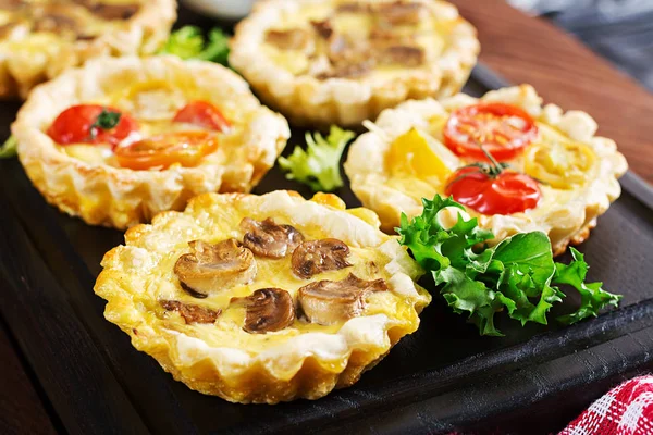 Champignons Cheddar Tomatentörtchen Auf Hölzernem Hintergrund Mini Kuchen Köstliche Vorspeise — Stockfoto