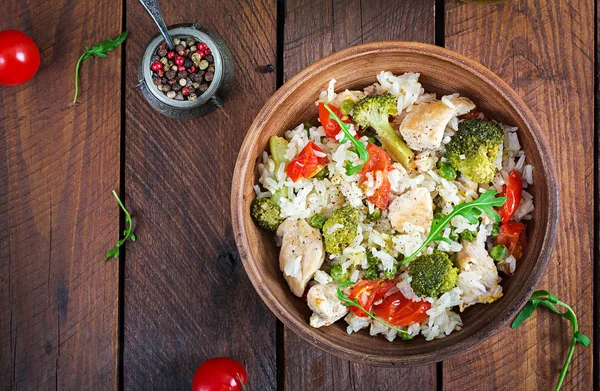 Läckra Kyckling Broccoli Gröna Ärtor Tomat Stir Fry Med Ris — Stockfoto