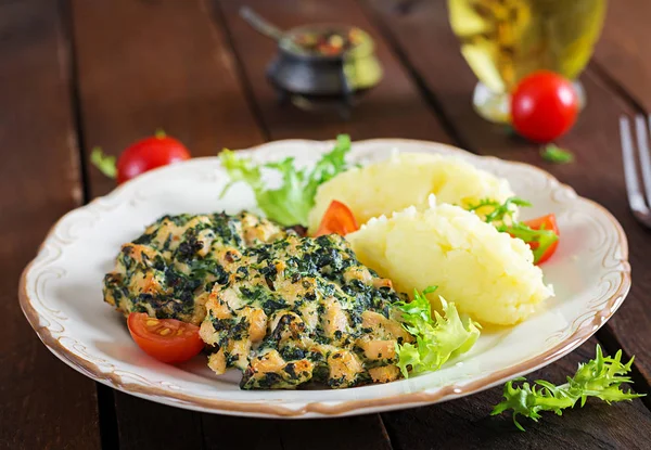 Ispanak Bir Garnitür Püresi Patates Pişmiş Biftek Kıyılmış Tavuk Fileto — Stok fotoğraf