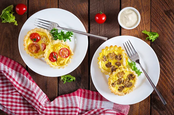 Jamur Cheddar Tomat Tartlet Pada Latar Belakang Kayu Pai Mini — Stok Foto