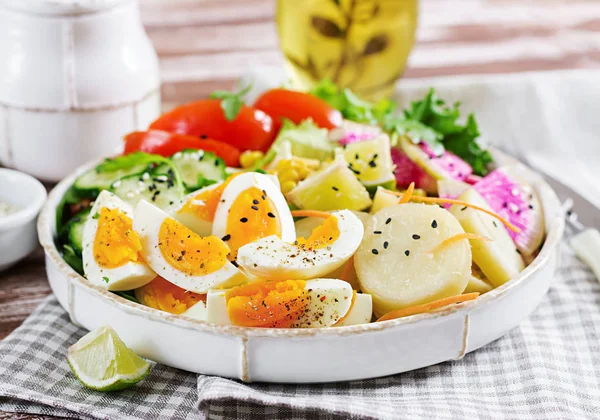 Salada Fresca Com Batata Cozida Pepino Tomate Rabanete Melancia Alface — Fotografia de Stock