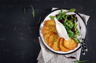 Patates kızartması/draniki/krep ekşi krema ile servis. Avrupa mutfağı. Koşer yeme. Vegan gıda. Üstten görünüm, düz yatıyordu, kopya alanı