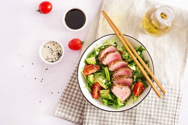 Ton balığı salatası. Adet pişmiş Izgara Ahi tuna ve bir kase üzerinde taze sebze ile susam ile Japon geleneksel salata. Otantik Japon yemekleri. Üstten görünüm