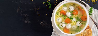 İtalyan köfteli çorba ve Stelline makarna kase siyah masada. Diyet çorbası. Bebek menü. Lezzetli yemekler. Üstten görünüm. Afiş. Kopya alanı