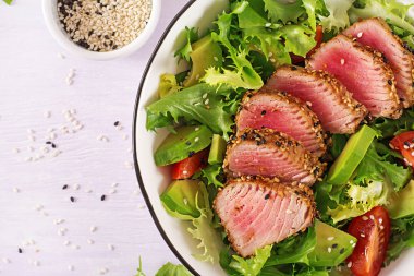 Ton balığı salatası. Adet pişmiş Izgara Ahi tuna ve bir kase üzerinde taze sebze ile susam ile Japon geleneksel salata. Otantik Japon yemekleri. Üstten görünüm