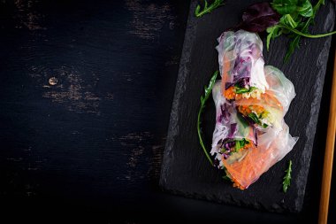 Vejetaryen Vietnamca bahar rulo baharatlı sos, havuç, salatalık, kırmızı lahana ve pirinç şehriye ile. Vegan gıda. Lezzetli yemek. Üstten görünüm, düz yatıyordu, kopya alanı