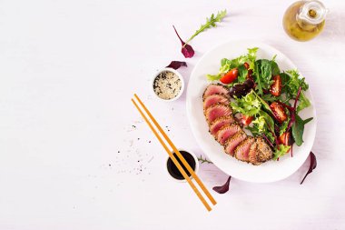 Bir plaka üzerinde taze sebze salatası ile Japon geleneksel salata adet pişmiş Izgara Ahi tuna ve susam ile. Otantik Japon yemekleri. Üstten görünüm. Kopya alanı.