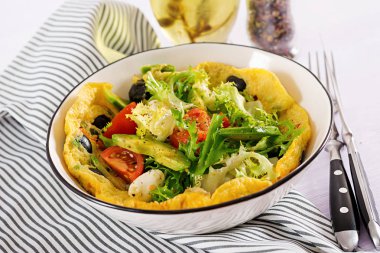 Taze domates, siyah zeytin, avokado ve mozzarella peynirli omlet. Omlet salata. Kahvaltı. Sağlıklı gıda.