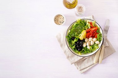 Taze salata avokado, domates, zeytin ve mozzarellalı bir kase. Buda kase. Fitness Gıda. Vejetaryen yemek. Üstten görünüm