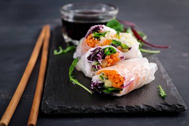 Vejetaryen Vietnamca bahar rulo baharatlı sos, havuç, salatalık, kırmızı lahana ve pirinç şehriye ile. Vegan gıda. Lezzetli yemek. Kopya alanı