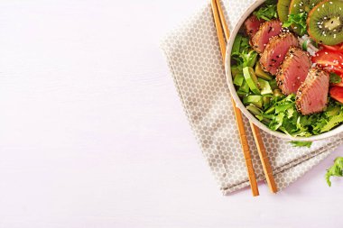 Salata. Poke kase. Buda kase. Geleneksel salata adet pişmiş Izgara Ahi tuna ve taze sebze ve pirinç bir plaka üzerinde susam ile. Üstten görünüm. Düz yatıyordu. Kopya alanı.