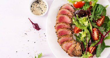 Bir plaka üzerinde taze sebze salatası ile Japon geleneksel salata adet pişmiş Izgara Ahi tuna ve susam ile. Otantik Japon yemekleri. Üstten görünüm. Kopya alanı.