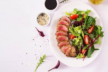 Bir plaka üzerinde taze sebze salatası ile Japon geleneksel salata adet pişmiş Izgara Ahi tuna ve susam ile. Otantik Japon yemekleri. Üstten görünüm. Kopya alanı.