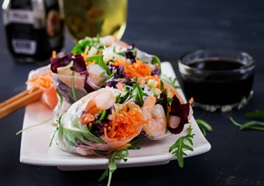 Vejetaryen Vietnamca bahar rulo Baharatlı karides, karides, havuç, salatalık, kırmızı lahana ve pirinç şehriye ile. Deniz ürünleri. Lezzetli yemek. Kopya alanı