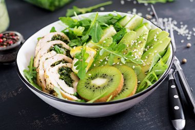 Buda kase tabak tavuk fileto, avokado, salatalık, taze roka salatası ve susam. Detoks ve sağlıklı keto diyet kase kavramı. Ek yük