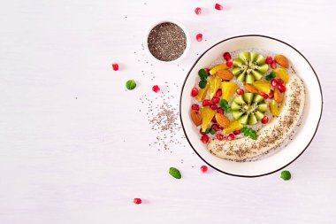 Lezzetli ve sağlıklı chia puding muz, kivi ve chia tohum ile. Sağlıklı kahvaltı. Fitness Gıda. Doğru beslenme. Düz yatıyordu. Üstten görünüm.