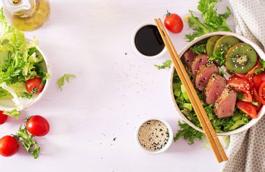 Poke kase. Buda kase. Geleneksel salata adet pişmiş Izgara Ahi tuna ve taze sebze salatası ve bir tabak pirinç susam ile. Üstten görünüm. Düz yatıyordu. Kopya alanı.