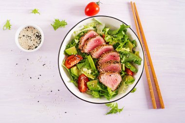 Ton balığı salatası. Adet pişmiş Izgara Ahi tuna ve bir kase üzerinde taze sebze ile susam ile Japon geleneksel salata. Otantik Japon yemekleri. Üstten görünüm