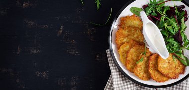 Patates kızartması/draniki/krep ekşi krema ile servis. Avrupa mutfağı. Koşer yeme. Vegan gıda. Üstten görünüm, düz yatıyordu, kopya alanı. Afiş