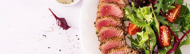 Bir plaka üzerinde taze sebze salatası ile Japon geleneksel salata adet pişmiş Izgara Ahi tuna ve susam ile. Otantik Japon yemekleri. Üstten görünüm. Afiş