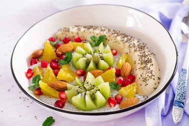 Lezzetli ve sağlıklı chia puding muz, kivi ve chia tohum ile. Sağlıklı kahvaltı. Fitness Gıda. Doğru beslenme.