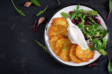 Patates kızartması/draniki/krep ekşi krema ile servis. Avrupa mutfağı. Koşer yeme. Vegan gıda. Üstten görünüm, düz yatıyordu, kopya alanı