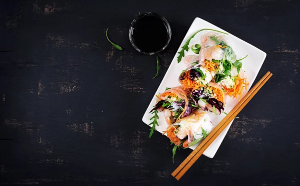 越南素食春卷 有辣虾 胡萝卜 红卷心菜和米粉 美味的饭菜 顶部视图 平面布局 复制空间 — 图库照片