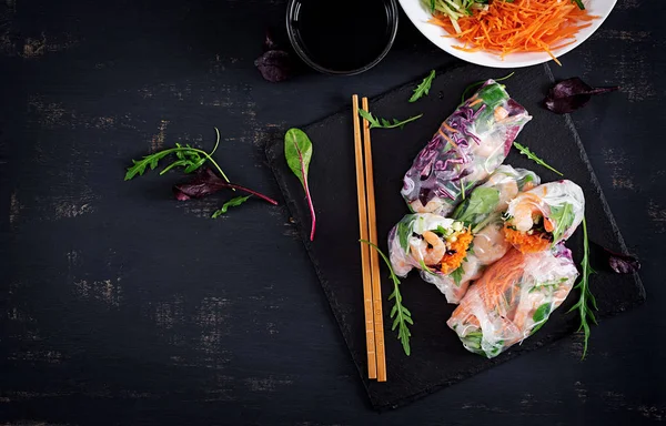 Rollos Primavera Vegetarianos Vietnamitas Con Camarones Picantes Gambas Zanahoria Pepino — Foto de Stock