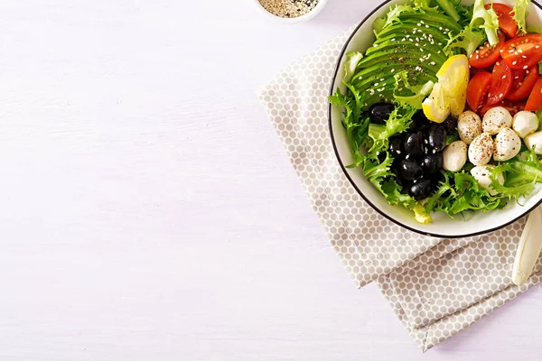 Salada Fresca Com Abacate Tomate Azeitonas Mussarela Uma Tigela Tigela — Fotografia de Stock