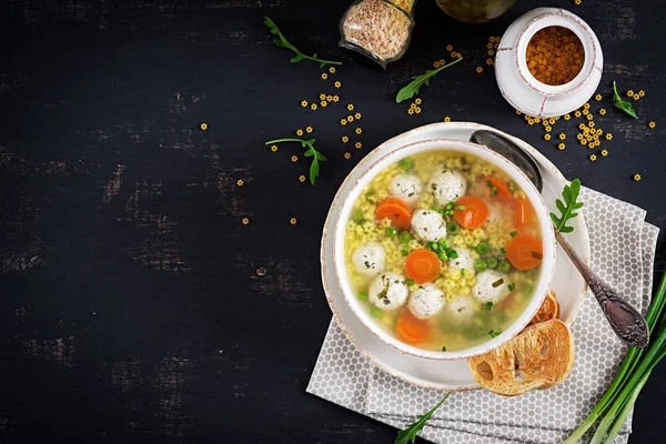 Sopa Almôndega Italiana Massa Estrelada Tigela Mesa Preta Sopa Dieta — Fotografia de Stock